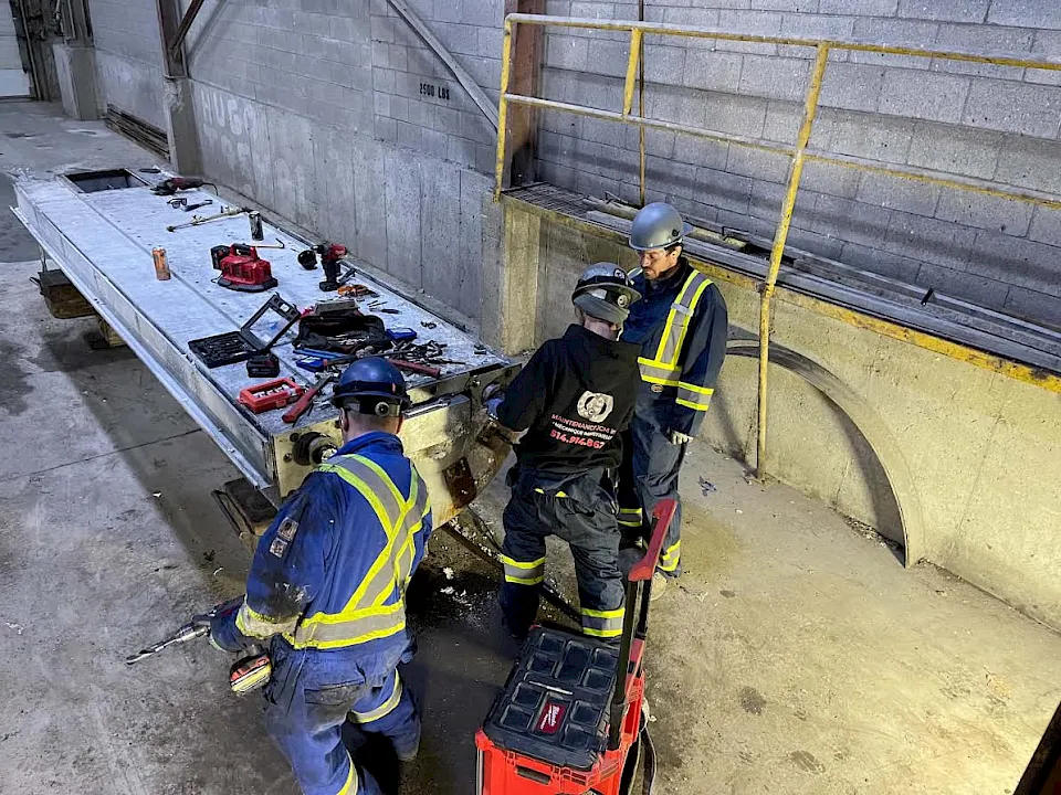 Équipe de techniciens en maintenance industrielle